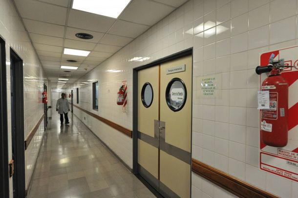 En medio de una discusión familiar golpeó y arrojó por la ventana a su hija