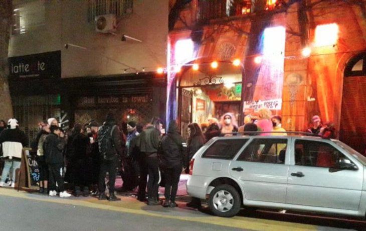 Desbaratan fiesta clandestina en bar de Palermo con 110 personas en una terraza