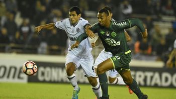 Luiz Otavio y Sand pelean por la pelota Luiz Otavio y Sand pelean por la pelota
