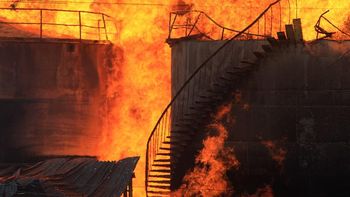 un incendio destruyo gran parte de una refineria de brasil un incendio destruyo gran parte de una refineria de brasil