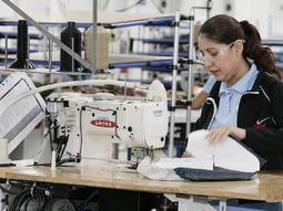 Taller de ropa, industria textil - Crédito: Télam