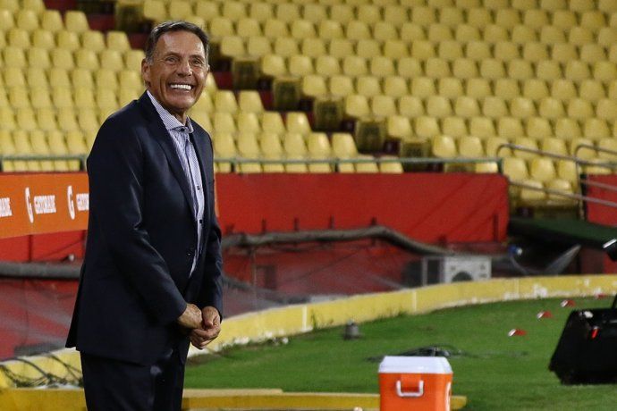 Los memes por la caída de Miguel Ángel Russo en pleno partido de Boca