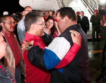 Hugo Chávez partió hacia Cuba para una nueva operación