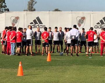 El plantel reunido en homenaje a la hermana del uruguayo
