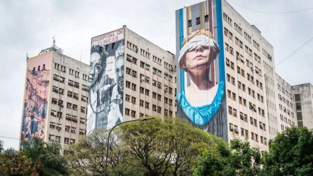 Masivo abrazo simbólico al Hospital de Clínicas: suspende cirugías y funciona a menos del 40%