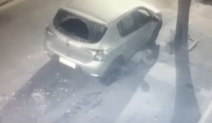 VIDEO: Lo buscaba la Policía y se escondió debajo de un auto