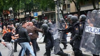 referendum en cataluna: asi fue la salvaje represion policial a los votantes referendum en cataluna: asi fue la salvaje represion policial a los votantes