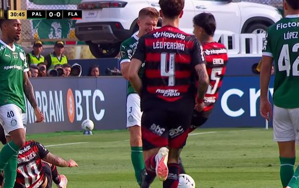Patada asesina: Erick Pulgar de Flamengo se salvó de la roja tras fuerte plancha a Bruno Fuchs de Palmeiras