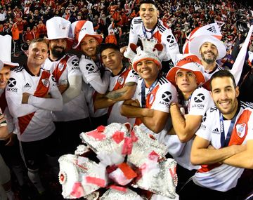Los jugadores de River festejando la Recopa