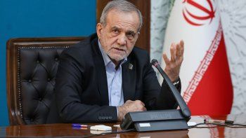 El presidente de Irán, Masoud Pezeshkian, anunció la suspensión inmediata de los ataques y lanzamientos de misiles contra los países vecinos.