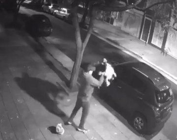Un hombre fue denunciado por sus vecinos tras ser visto pegándole a su perro