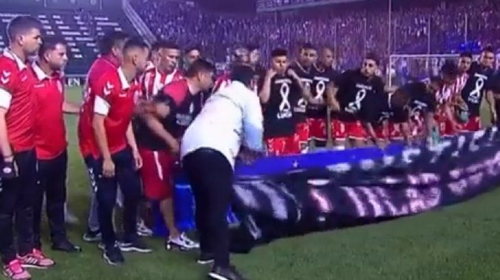 Polémica: así quitaron la bandera que pedía justicia por Lucas González