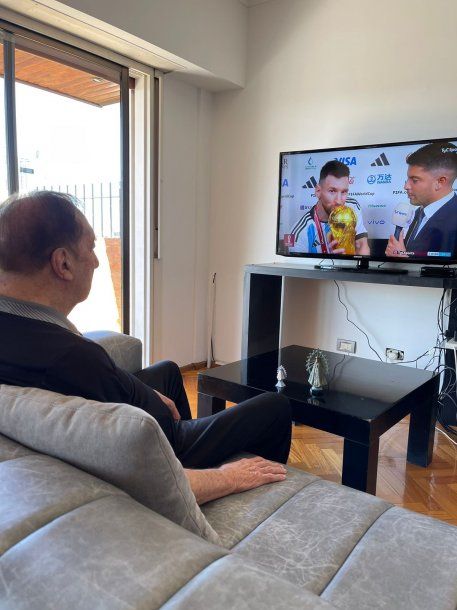 Esperado reencuentro: Carlos Bilardo recibió la Copa del Mundo