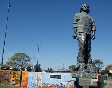 Una ONG busca remover la estatua del Che Guevara