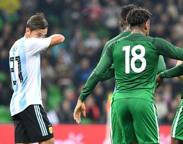 Paulo Dybala se lamenta por el gol de Nigeria