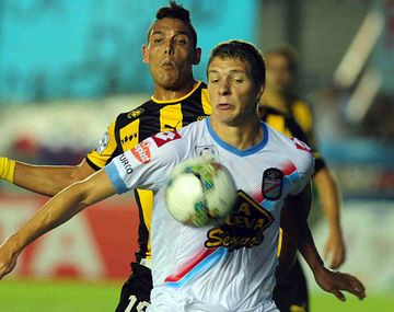 Arsenal visita a Peñarol para meter un pie en octavos