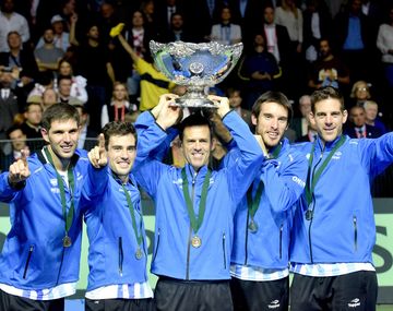 El equipo argentino levantando la Ensaladera en Zagreb
