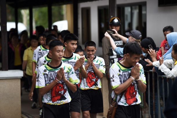 Les dieron el alta a todos los chicos rescatados de una cueva en Tailandia