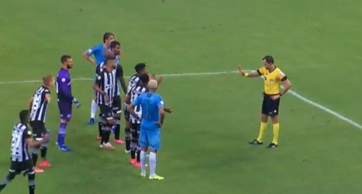 Un árbitro brasileño utilizó en pleno partido el aerosol para marcar el distanciamiento social con los jugadores