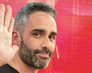 El Pollo Álvarez sufrió una caída en un escenario de Miami y mostró en vivo las secuelas del accidente