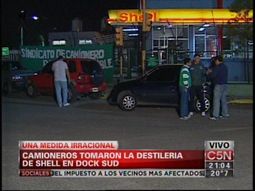 camioneros bloquea destileria de shell en dock sud camioneros bloquea destileria de shell en dock sud
