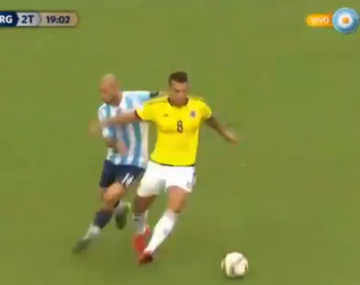 El golpe sobre Mascherano que el árbitro no vio