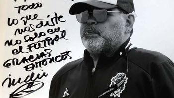 La foto de Diego Maradona autografiada por el Indio Solari. La foto de Diego Maradona autografiada por el Indio Solari.