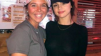 Selena Gomez, reapareció sin corpiño. Selena Gomez, reapareció sin corpiño.