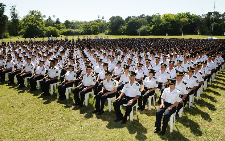 Egresan 10 mil efectivos de la policía
