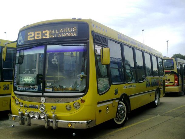 La mujer saltó desde el interno 18 de la línea 283