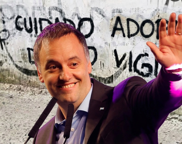 ¿El Diez vigila? A Manuel Adorni le llegó el karma de los que se burlan de Diego Maradona