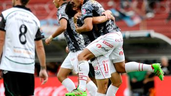 con un wanchope abila en racha, huracan vencio a san martin en parque patricios con un wanchope abila en racha, huracan vencio a san martin en parque patricios