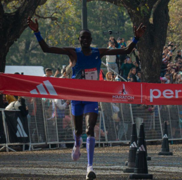 Un keniata ganó la Maratón de Buenos Aires 2026: tiempo récord y furor en las calles porteñas