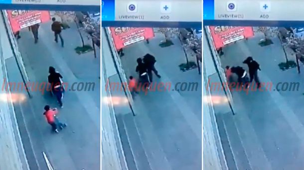 VIDEO: Mirá la brutal agresión a una mujer que caminaba por la calle con sus hijos