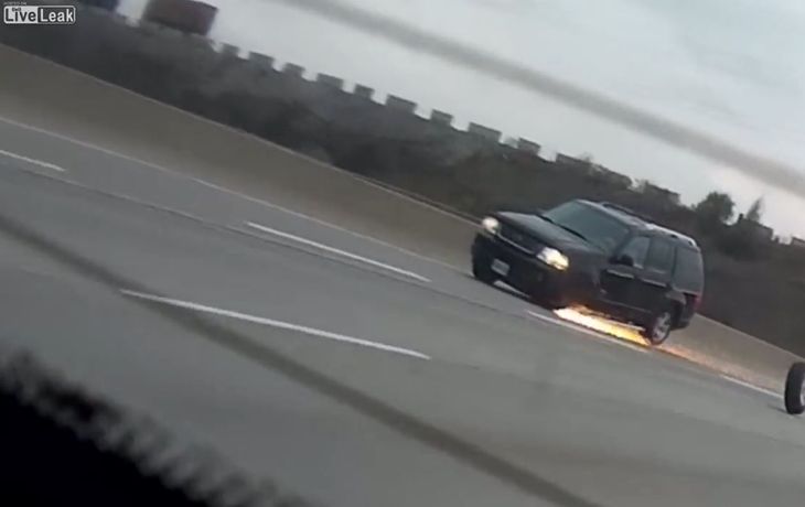 Pierde la rueda en medio de la autopista