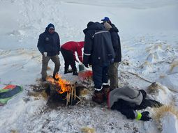 El rescate de los mineros atrapados en Catamarca se concretó tras más de tres días de aislamiento por un temporal de nieve en el Salar del Hombre Muerto. El rescate de los mineros atrapados en Catamarca se concretó tras más de tres días de aislamiento por un temporal de nieve en el Salar del Hombre Muerto.