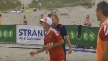 jugador de futbol playa celebro gol a lo pokemon go jugador de futbol playa celebro gol a lo pokemon go