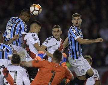 La mala salida de Armani en el gol de Gremio
