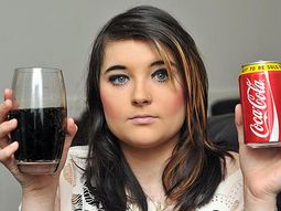 Zoe Cross terminó en el hospital por la Coca Cola Zoe Cross terminó en el hospital por la Coca Cola