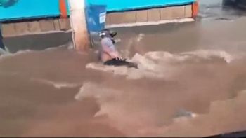 una alcantarilla casi se traga a un motociclista una alcantarilla casi se traga a un motociclista