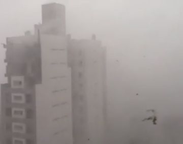 La cola de un tornado voló techos y árboles en Chaco: mirá el video