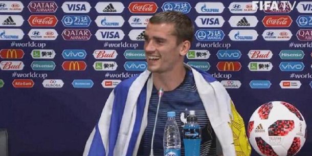 Griezmann, el mejor jugador de la final, ¡festejó con la bandera de Uruguay!