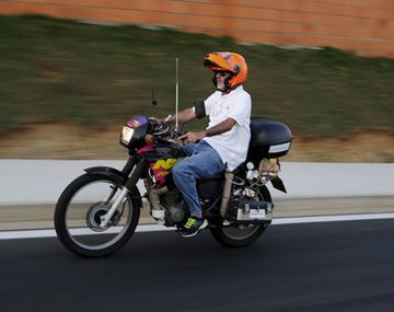 ¿Adiós a las nafta? Un brasileño se inventa una motocicleta que funciona con agua