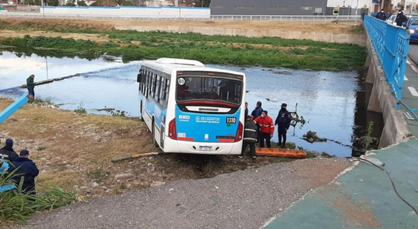 Colectivo chocó contra un auto en Córdoba y de milagro no terminó en el fondo del río