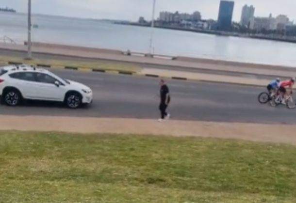 El video de Bielsa paseando por la Rambla de Montevideo que es viral
