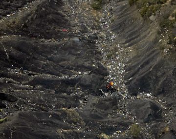 Vuelo 9525: investigador afirma que un piloto quedó fuera de la cabina