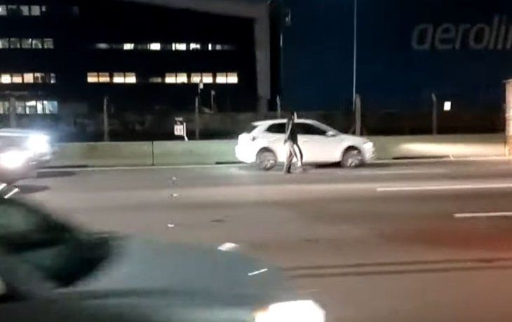 Peligro total: un hombre caminó entre los autos en plena avenida Lugones
