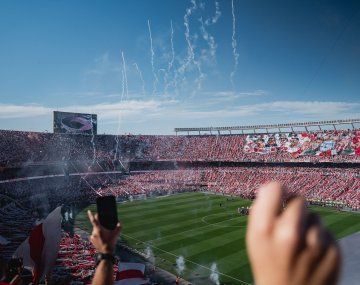 Video: el imponente recibimiento de los hinchas de River para el Superclásico