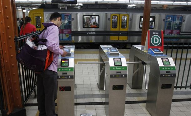 Lunes complicado para viajar: apertura de molinetes y paro en la línea D