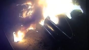 Un incendio destruyó un auto estacionado en China Un incendio destruyó un auto estacionado en China